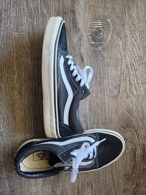 Womans Vans Black and White Old Skool Low-Top Sneakers 7.5